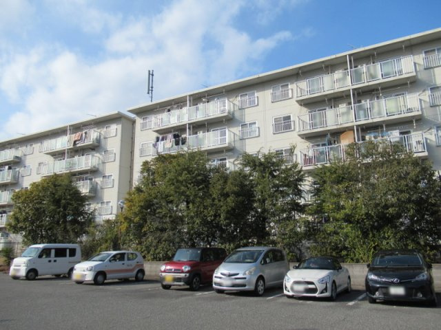 兵庫県公社　明舞北２Ａ号棟の外観|明舞北住宅は２棟からなります。