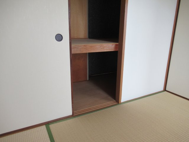 兵庫県公社　明舞北２Ａ号棟の収納|１．５間ある押入れです。上部には天袋もあります。