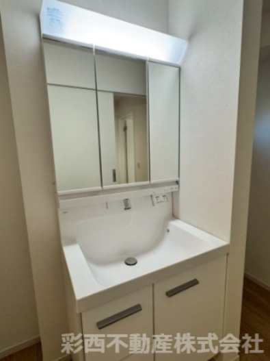 所沢市上新井 新築一戸建の独立洗面台|収納力と機能性に優れた三面鏡洗面化粧台です。鏡の裏は収納スペースになっていますので、すっきり清潔に保てます。
