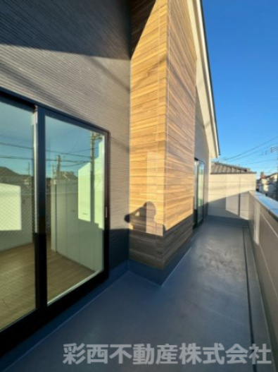 所沢市上新井 新築一戸建のバルコニー|日中の長い時間、日が差し込む南面バルコニー。洗濯物がカラッと乾きます。
