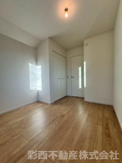 所沢市上新井 新築一戸建の洋室|ゆったりとしたプライベート空間として心地よく使える洋室。生活シーンを選ばず、寝室・子ども部屋・趣味スペースなど幅広い用途に対応。毎日がより快適になります
