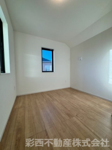 所沢市上新井 新築一戸建の洋室|落ち着いた雰囲気の洋室は、集中したい時にもリラックスしたい時にもぴったり。家族それぞれのライフスタイルに合わせて多目的に活用できます。
