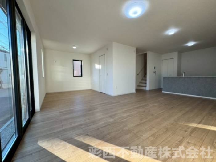 所沢市上新井 新築一戸建の居間・リビング|家族が自然と集まる心地よいリビングダイニング。ゆったりとした空間設計が、日常の何気ないひとときを豊かに演出します。光と風が心地よく通り抜け、時間の流れまでやさしく感じられます。
