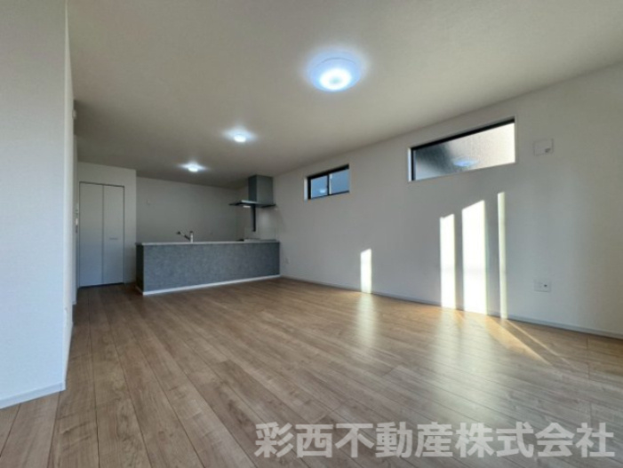 所沢市上新井 新築一戸建の居間・リビング|ゆとりあるリビングダイニングは、家族それぞれの過ごし方を受けとめる包容力のある空間。食事、くつろぎ、団らんがスムーズにつながり、生活動線も快適。日常を美しく整えてくれる住まいの中心です。
