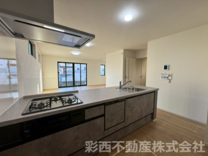 所沢市上新井 新築一戸建のキッチン|キッチンからリビング全体を見渡せるっていいですよね。ご家族とのコミュニケーションも弾みます！お洒落なカフェスタイルキッチンは、圧迫感がなく開放的な空間でお料理ができます☆
