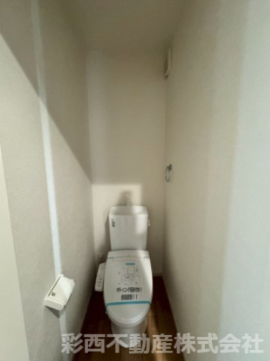 所沢市上新井 新築一戸建のトイレ|トイレは温水洗浄機能搭載なので、清潔に気持ち良くお使いいただけます！トイレットペーパーの節約にもなります！暖房便座で寒い日もあたたかです♪
