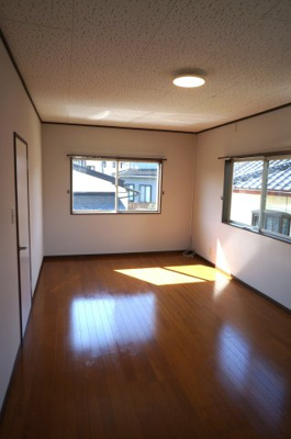 【子供部屋】 | 東金沢町一戸建 | ２階西側洋室。１２帖。LED照明。