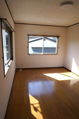 【寝室】 | 東金沢町一戸建 | 東側洋室１０帖。LED照明。