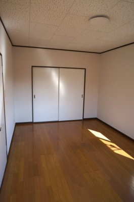 【寝室】 | 東金沢町一戸建 | 東側洋室１０帖。収納あり。