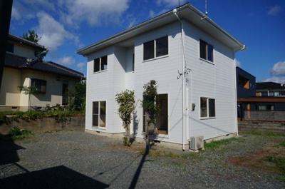 【駐車場】 | 東金沢町一戸建 | 普通乗用車５台駐車可能。