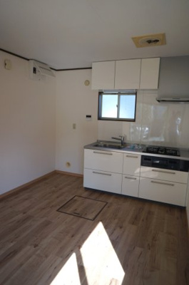 【キッチン】 | 東金沢町一戸建 | システムキッチン３口コンロ、都市ガス給湯、未使用