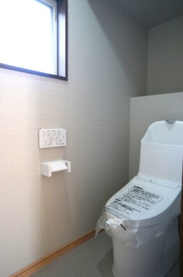 【トイレ】 | 東金沢町一戸建 | 2025年10月導入。未使用。一体型温水洗浄暖便座。