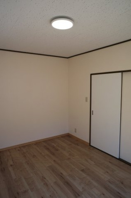 【洋室】 | 東金沢町一戸建 | １階西側。８帖。LED照明。エアコン。