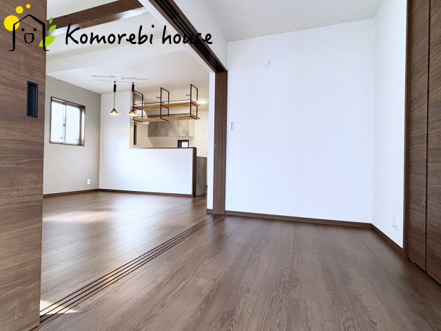 北本市中丸1丁目　中古一戸建ての洋室|スライドドアを開けるとリビングに繋がる4.6帖の洋室です