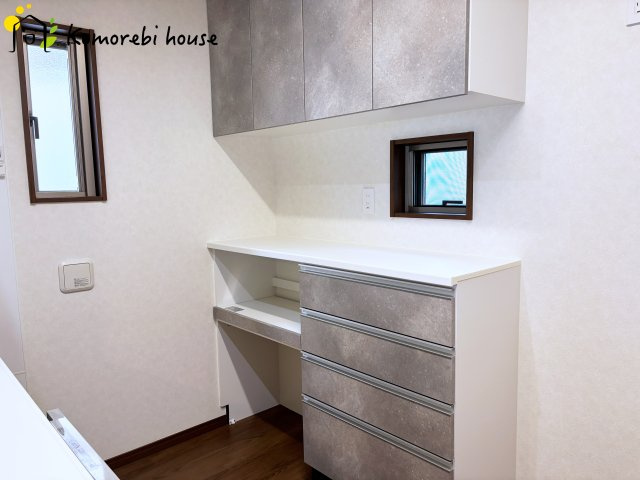 北本市中丸1丁目　中古一戸建てのその他|キッチン背面の収納も充実しているのでキッチン用品や食器をたくさん収納できます