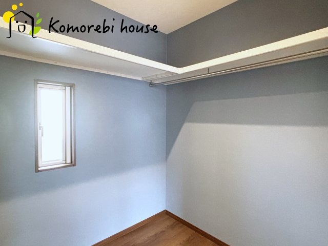 北本市中丸1丁目　中古一戸建ての収納|淡いブルーの壁紙がオシャレなウォークインクローゼットです