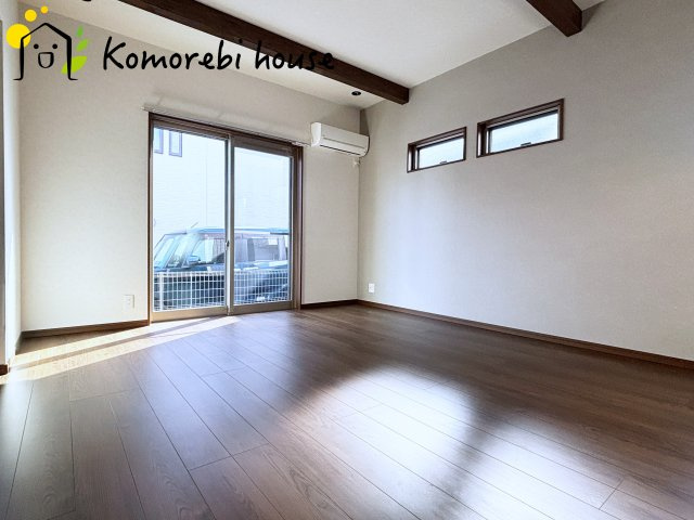 北本市中丸1丁目　中古一戸建ての居間・リビング|16.5帖のLDKは隣のスライドドアを開けると洋室があり、来客時に広く使うことも可能です