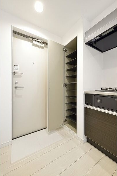 スワンコートの玄関|収納もある玄関です