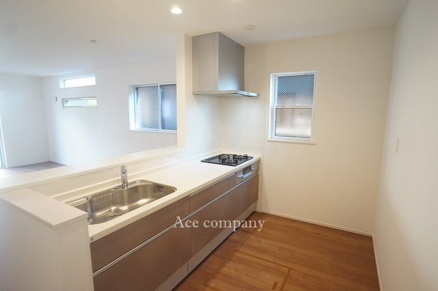 【内観：施工例】 | 東大阪市鴻池町1丁目　【1号棟/全2棟】 | 【同社による同仕様の施工例】対面式のキッチン♪静音シンク、人口大理石天板、浄水機能付水栓、フルスライドの収納・スリムレンジフード・3口ガスコンロ☆