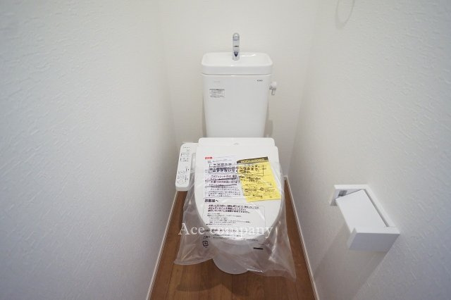 【内観：施工例】 | 東大阪市鴻池町1丁目　【1号棟/全2棟】 | 【同社による同仕様の施工例】トイレは1階と2階の各階に完備☆ともに同仕様のシャワートイレです☆