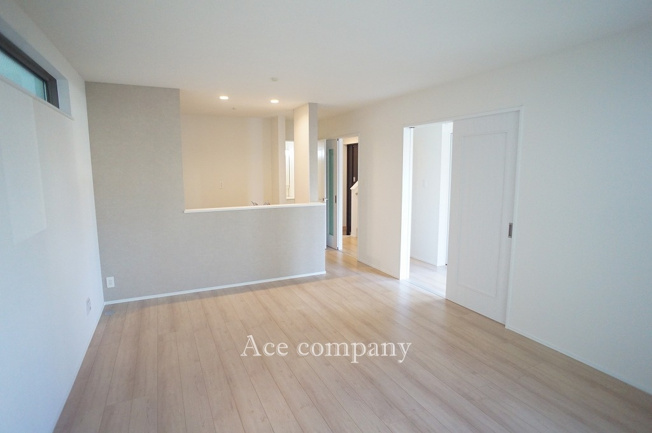 【居間・リビング】 | 八尾市長池町2丁目　【B号棟/全5棟】 | 【LDK：約15帖】