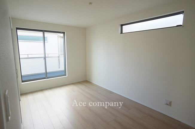 【寝室】 | 八尾市長池町2丁目　【B号棟/全5棟】 | 【2階：洋室7.5帖】バルコニーに面したお部屋です☆