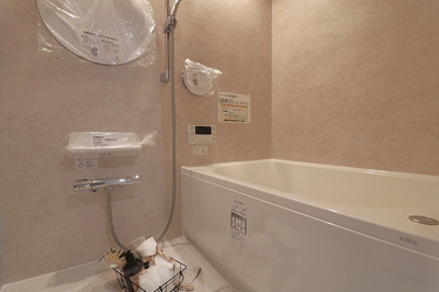 【浴室】 | 三国ハイツ | 足を伸ばしてゆったりと湯船に浸かれる広々バスルーム。ご家族一緒に、癒しのバスタイムをお楽しみください！