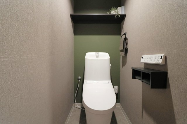 【トイレ】 | 三国ハイツ | カバーなしでも便座はポカポカな温水洗浄便座付トイレ。汚れてもサッと一拭きで綺麗に！お掃除簡単で衛生的ですね。