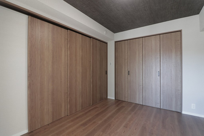 【洋室】 | 三国ハイツ | 洋室6帖の壁一面にクローゼットを設置。衣類と鞄などを大切に保管し、居住空間を整理整頓しやすい収納スペース！