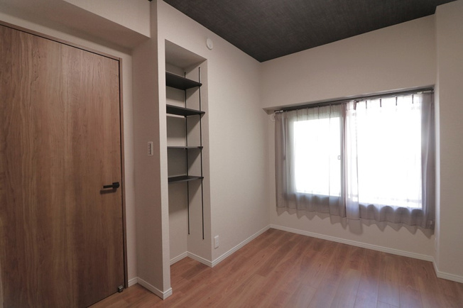 【洋室】 | 三国ハイツ | 洋室4.3帖にはクローゼットの他に、収納する物の大きさに合わせて動かせる可動棚仕様の収納スペース付き！