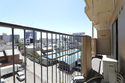 【バルコニー】 | 三国ハイツ | 2部屋に面した南向きバルコニー。物干し金物付きで、ご家族分の洗濯物も乾かすことができます。心地よい風や太陽光でホカホカに！