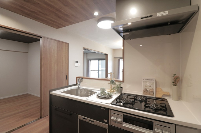 【キッチン】 | 三国ハイツ | 食器を一気に丸洗いでき、節水にもなる食洗機搭載！コンロは三口タイプで、複数品同時調理も可能。調理も捗りますね！
