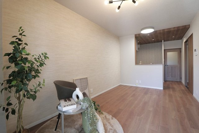 【居間・リビング】 | 三国ハイツ | 対面式のキッチンを採用し、調理中でもご家族間の会話が弾みます！内覧・お問い合わせはお気軽にどうぞ。