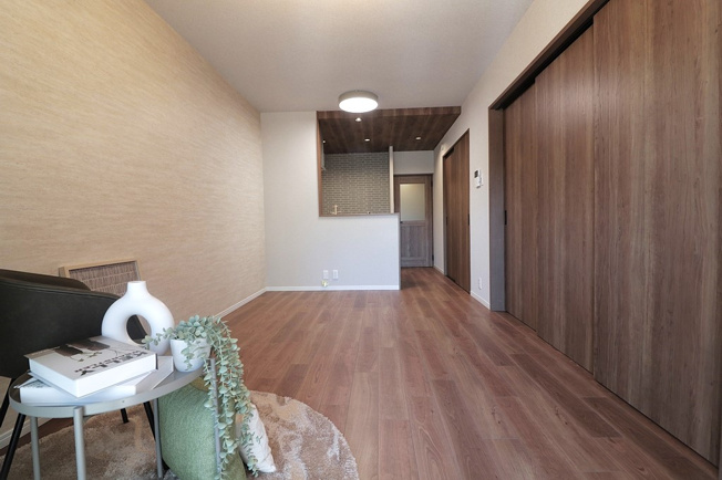 【居間・リビング】 | 三国ハイツ | LDKに洋室2部屋が隣接。ご家族の気配を感じられ、コミュニケーションも取りやすい住まいです。