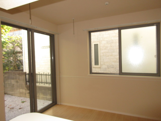 フローラ石神井の寝室|★２面採光１０．９帖リビング★