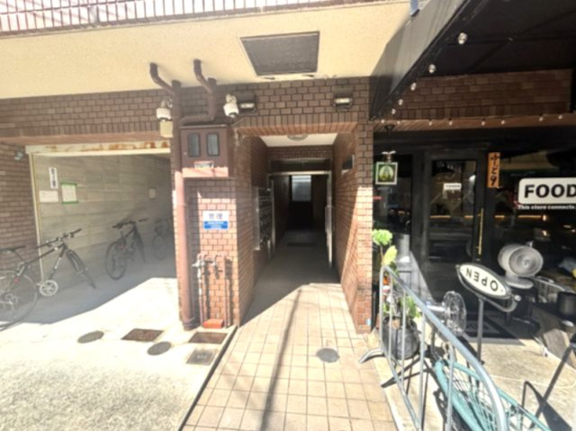 ブラウンコートのエントランス