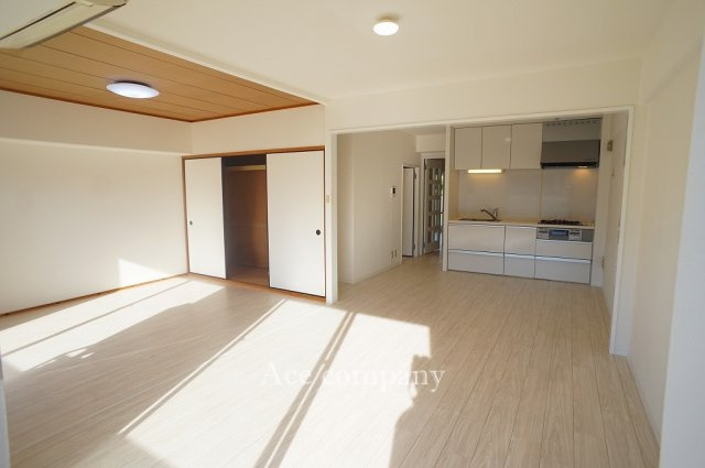 【居間・リビング】 | シャルム小阪二番館 | 【LDK：広々20帖！】
