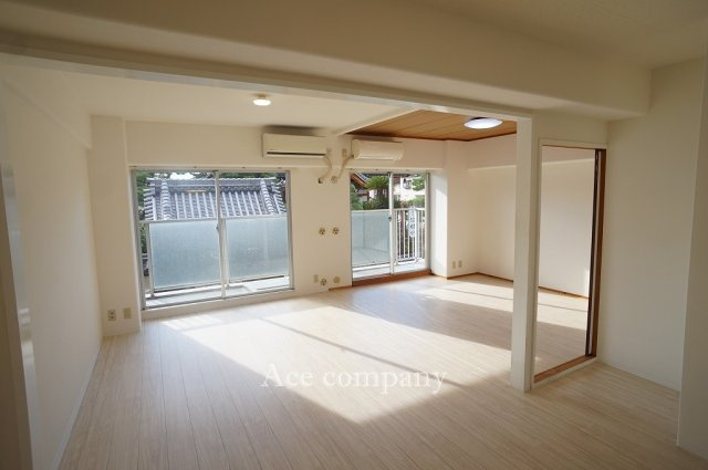 【居間・リビング】 | シャルム小阪二番館 | 【LDK：広々20帖！】
