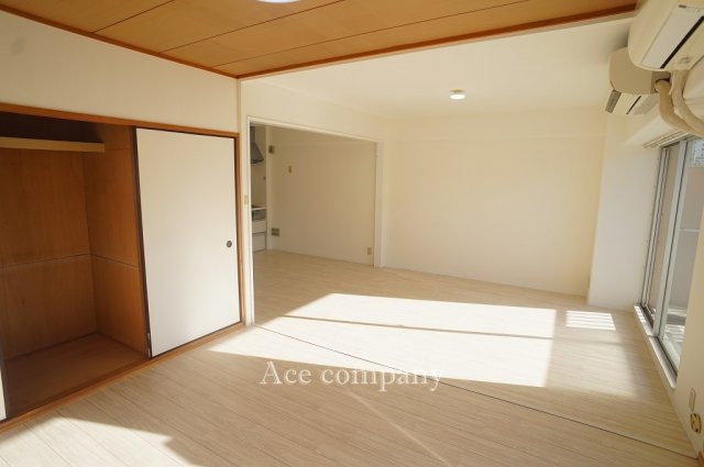 【居間・リビング】 | シャルム小阪二番館 | 【LDK：広々20帖！】
