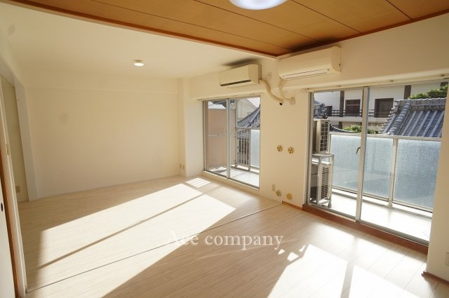 【居間・リビング】 | シャルム小阪二番館 | 【LDK：広々20帖！】
