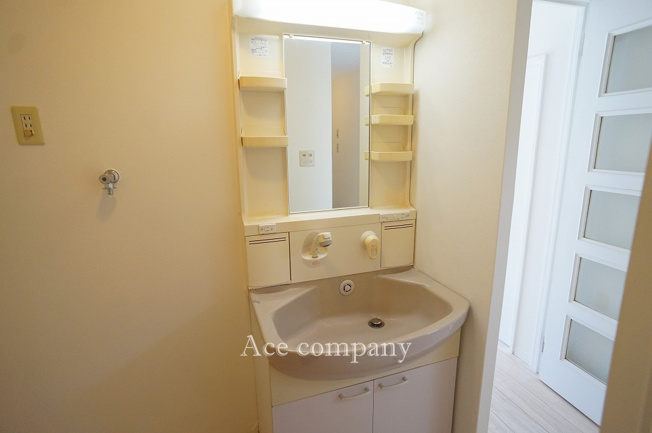 【独立洗面台】 | シャルム小阪二番館 | 洗面台横、室内洗濯機置き場あります。