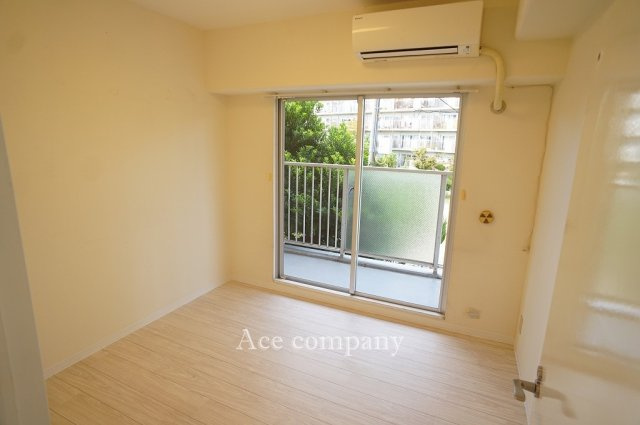 【子供部屋】 | シャルム小阪二番館 | 【洋室4.5帖】北面のバルコニーに面しています☆