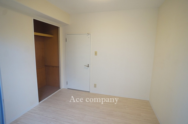 【子供部屋】 | シャルム小阪二番館 | 【洋室4.5帖】収納スペースあります。