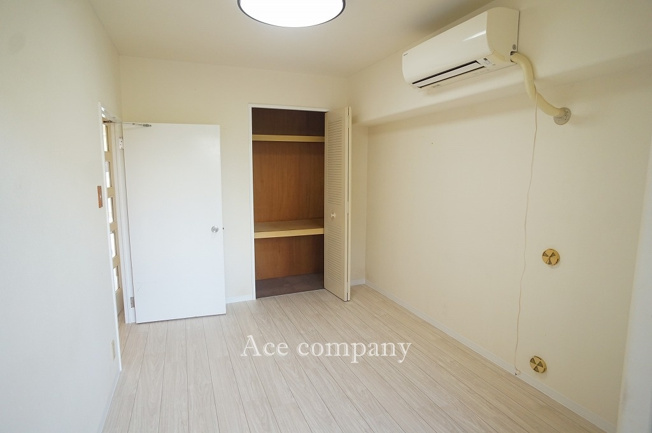 【寝室】 | シャルム小阪二番館 | 【洋室6帖】収納あります。