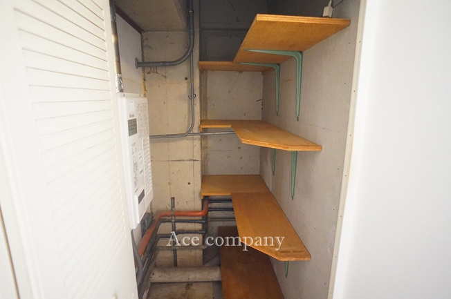 【収納】 | シャルム小阪二番館 | 玄関にある給湯室、収納棚付きです。