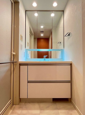 【独立洗面台】 | シティオアシス東三国 | 大きく見やすい三面鏡付き洗面化粧台！鏡裏やボウル下にたっぷり収納があり、生活感の出やすいアイテムも収納可能。