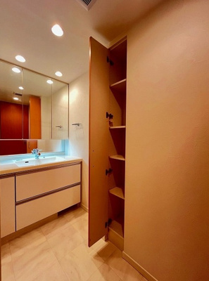 【独立洗面台】 | シティオアシス東三国 | 洗濯機置き場と脱衣スペースもしっかりと確保されている洗面室。タオルや洗剤の収納に便利なリネン庫付き！