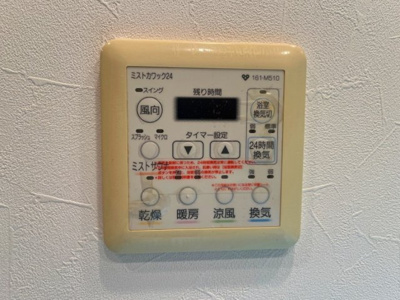 【浴室】 | シティオアシス東三国 | 夜干しOK！雨や花粉も気にせず洗濯ができる浴室乾燥機も備わっており、多彩な機能が充実。