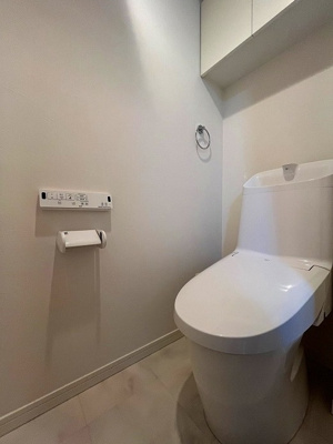 【トイレ】 | シティオアシス東三国 | 温水洗浄便座付のトイレで、冬の寒い時期でも快適！吊戸棚付きで、予備のペーパー類も問題なく収納できます。