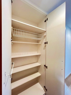 【収納】 | シティオアシス東三国 | 日用品のストックや掃除道具の収納に便利な廊下収納！可動棚付きで多様なアイテムを効率よく整理できます。